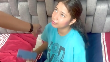 Invito a mi pequeña hermanastra a ver películas para poder follarmela y correrme en su culo. H.L.