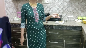 Indian Punjabi Ma putt new Desi chudai full gaaliyan Punjabi full HD Desi sardarni stepmom fucked with big cock bund Mari in Kitchen Punjabi audio