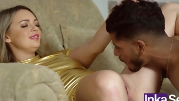 Profesora milf rusa reprende a joven negro de verga grande para que se la folle duro por el ano