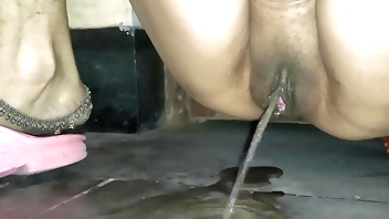 Indian desi bhabi pissing her pussy in outdoor xxx hindi