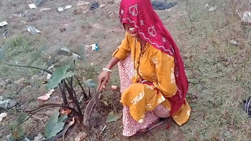 Khet me kam kr rahi bhabhi ki hard anal gand ki big land se chudai -desi Hindi webseries