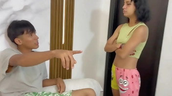 Lo que empezó como un juego caliente de hermanastros, terminó con una gran follada y una corrida en su coño.