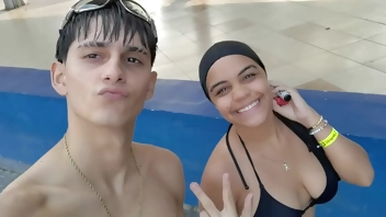 PAREJA DE HERMANASTROS SE GRABAN COMO FOLLAN PERO ANTES DE ESO VAN TOMARSE UNAS FOTOS EN LA PISCINA - PORNO CASERO EN ESPANOL