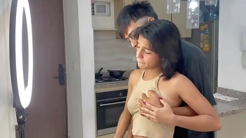 Mi pequeña hermanastra me pide ayuda con sus redes sociales y me la follo duro por el culo mientras le ayudo. H.L.