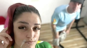 Fodeu a estudante dentro da sala de aula