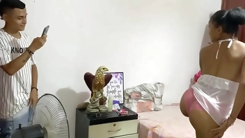 mi hermanastro se calienta al tomarme unas fotos sexi y me pide que folle con el