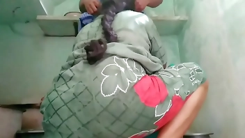 desi aunty have a sex in bathroom