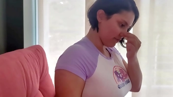 Hermanastra malcriada, encuentro a mi hermanastra en ropa interior en el sofá