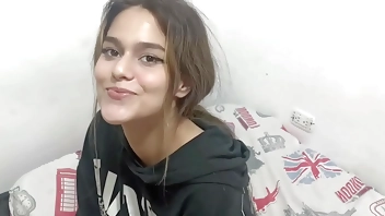 Mi pequeña hermanastra me pide que la caliente con una dura cogida por el culo porque tiene mucho frio. Le echo mi leche en su estomago. H.L.