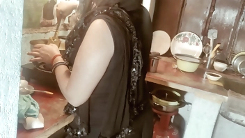 खाना बना रही मुस्लिम भाभी की घोड़ी बनाके गांड चुदाई रियल हिंदी ऑडियो