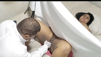 Médico Ginecologista clandestino atende sua paciente gordinha e fode sua buceta sem ela saber
