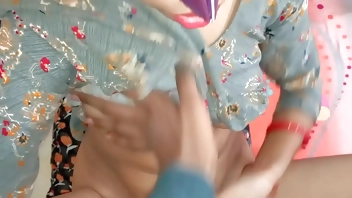 Indian sexy dever ne sakshi bhabi ko apni chut mein kheera dalte dekh liya