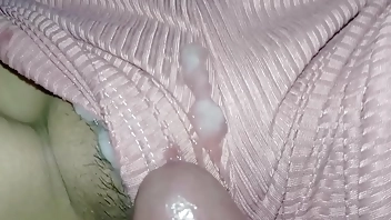 xxx सौतेली बेटी घर पर अकेली टीवी देख रही है