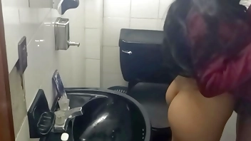 CÁMARA Graba a ALUMNOS en EL BAÑO del Instituto! Encontramos un Baño SOLO! COGIENDO con ALUMNA en el Baño! Video Casero!