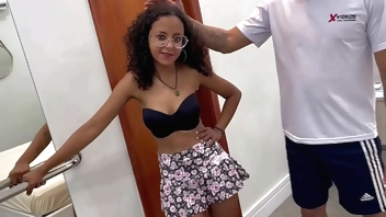 A gaucha pequenininha fodendo no Motel Caricia com dois machos e gozou varias vezes