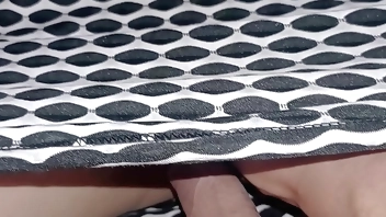 xxx मैंने अपनी सौतेली बहन को बिना पैंटी के खुद को छूते हुए पाया