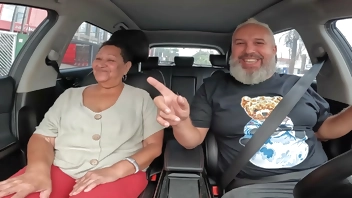 Uma Bisavó na carona do Ted aos 71 anos ela pelada no carro conta sua vida - Dora Rodrigues