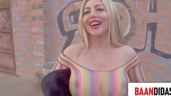 puta española pierde la cita con su marido para ayudarme con mi polla terminamos follando.