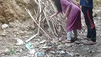 थोड़ी हेल्प के बदले पड़ोसी आंटी ने चुदाई करवाई