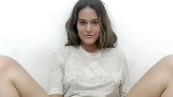 Mi hermanastra pequeña me enseña como follar a una mujer y me hace correr en su estrecho coño.