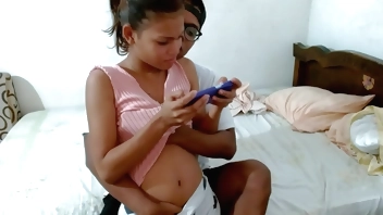 I teach my little stepsister how to play Free Fire while I make her feel my huge cock