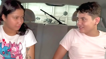 pequeña latina recibe dura follada en el carro de su hermanastro mayor.