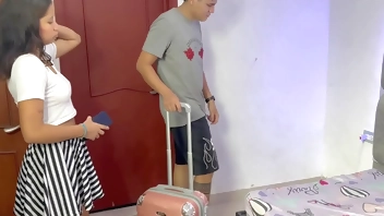 mi timida hermanastra llega de su viaje a Europa y le doy la bienvenida con una rica cogida