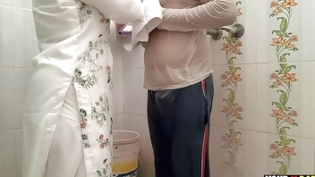 Ladka Barish Me Bheeg Gaya Aur Thand Se Bachaane Ke Liye Chubby Stepmom Ne Apne Jism Ki Garmi Di Aur Chudayi Karwayi