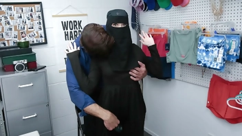 Officer Confronts Hijab Shoplifter Teen About Her Crime - Lifterhub