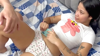 pequeña hermanita paga deuda a su hermanastro mayor con una rica follada.