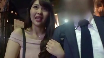 結婚4年目変態美人妻が旦那の目前で他人棒とイキ乱れSEX！夫婦揃って見られたい願望アリ！