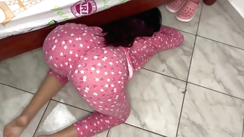 मैंने अपनी खूबसूरत सौतेली बेटी को बिस्तर के नीचे उसकी बड़ी गांड देखने के लिए प्रेरित किया