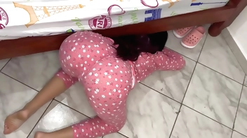 खूबसूरत सौतेली बेटी बिस्तर के नीचे देखती हुई अपनी बड़ी गांड को अपने विकृत सौतेले पिता के सामने उजागर करती है