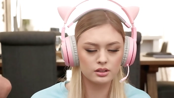 ?Hot Gamer Chick Gets Blasted In The Face With Loads Of Cum