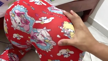 सौतेली बेटी को उसके विकृत सौतेले पिता ने धोखा देकर बिस्तर के नीचे देखने को कहा, जबकि उसने उसे उसके बड़े नितंब से पकड़ रखा था