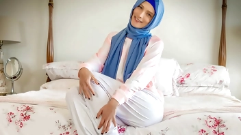 Boyfriend Offers His Hijab Girlfriend the Opportunity to Create an Adventure - Hijablust