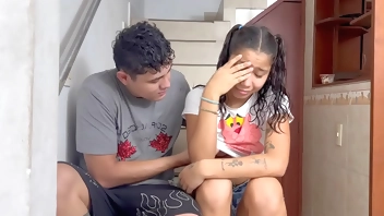 ven Sarita, juguemos bajo las escaleras: pequeña latina recibe dura folla de su hermanastro mayor.