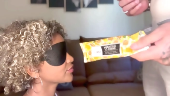 Enganei minha melhor amiga no jogo de adivinhar o gosto. Fiz ela chupar minha rola até sair leitinho. Izadora Lina