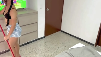 Mi hermanastra limpia mi cuarto y yo le pago con mi dura polla y una corrida en el coño.