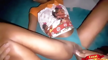 Meu padrasto foi ao meu quarto para brincar com minha bucetinha virgem.