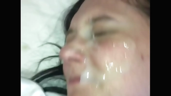 hermosa chica es cojida fuerte y 2 grandes pijas le llenan la cara y boca con mucha leche