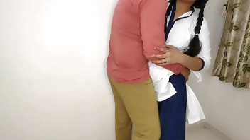 स्कूल वैन ड्राइवर कोमल को लेने घर पर आया और उसी मौके पर चोदा