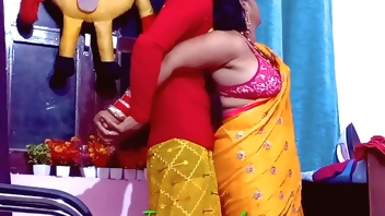 कपड़े प्रैस कर रही भाभी को देवर नें पकड़कर गांड और चूत चोद ड़ाली। ।