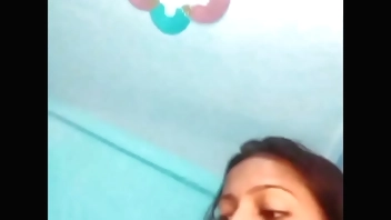 LADKI UNGLI KAR RAHI THI MIMMY AA GYI