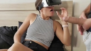 Stepmom gets first impressions from VR glasses
