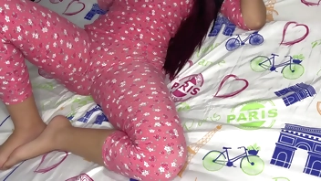 पजामे में मेरी सौतेली बेटी की चूत इस 18 साल की लड़की का चूचा कितना स्वादिष्ट है