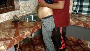 घर में काम करने वाली नौकरानी को किचन में चोदा नाइटी उठाकर