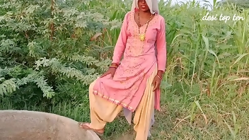 देसी स्टेप सिस्टर अपने छोटे भाई के साथ हिन्दी में चुदाई की गंदी गंदी बातें करते हुए मस्ती में सेक्स का मज़ा ले रही है हिंदी सेक्सी भागी