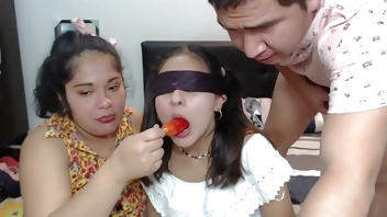 Hacia demasiada calor y esta sexy latina probo por primera vez una polla con los ojos vendados