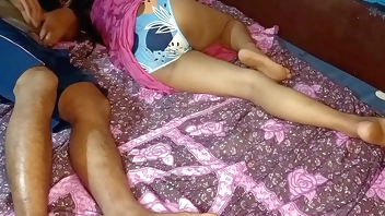 देसी लड़का सौतेली माँ के साथ बिस्तर साझा करता है फिर भुर चोदा